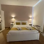 Yoyo House Luxury 4* ナポリ